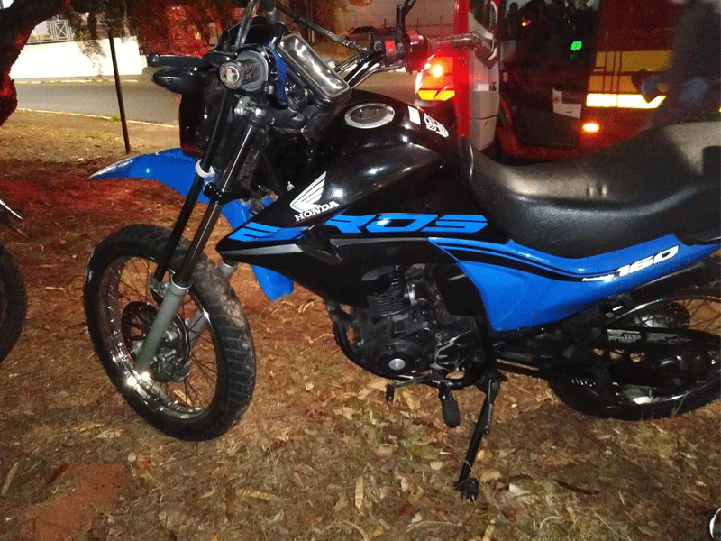 Motoboy colide moto em poste no Santa  Felícia