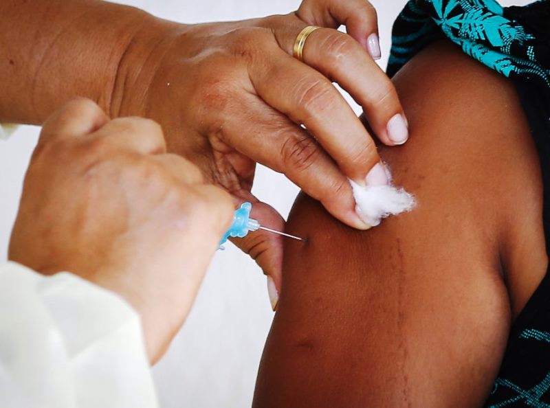 Brasil chega a 49,78% da população com vacinação completa contra a Covid-19