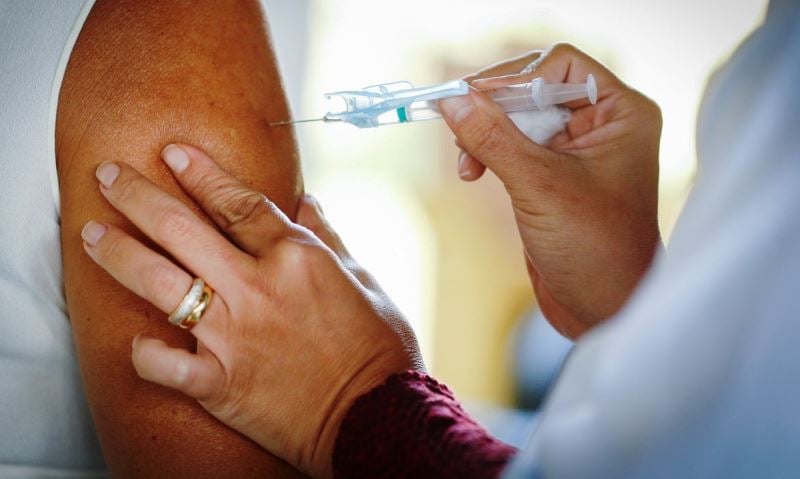 Metade da população brasileira está com ciclo vacinal anticovid completo
