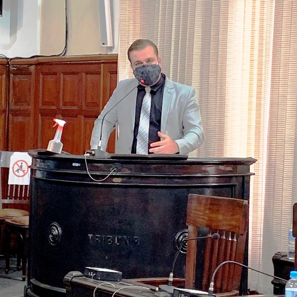 Gustavo Pozzi defende a Igreja na tribuna da Câmara