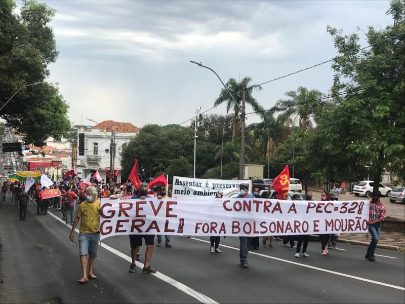 Manifestantes protestam contra Bolsonaro em São Carlos