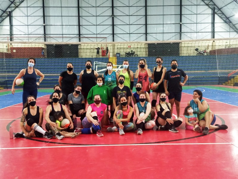 Após quase 2 anos, equipes de voleibol e futsal realizam amistosos