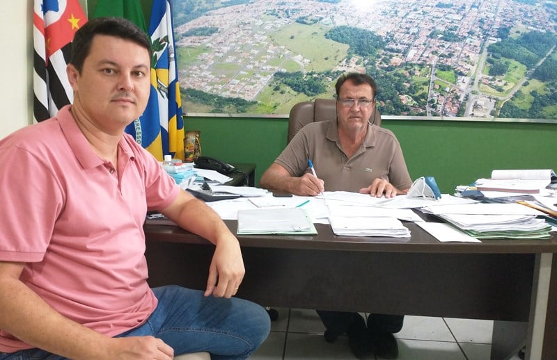 Becão assina convênio para investimento de quase R$ 1,3 milhão para recuperação de estrada vicinal de Analândia