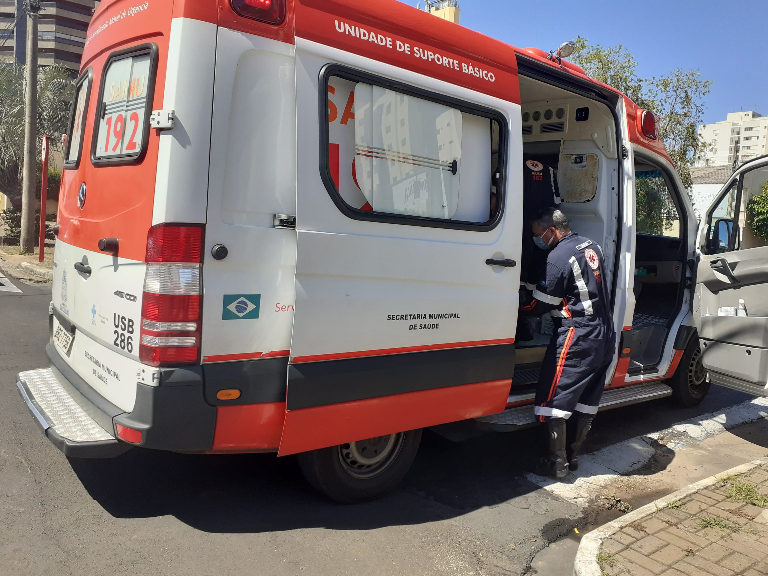 Carro capota na Rua Padre Teixeira