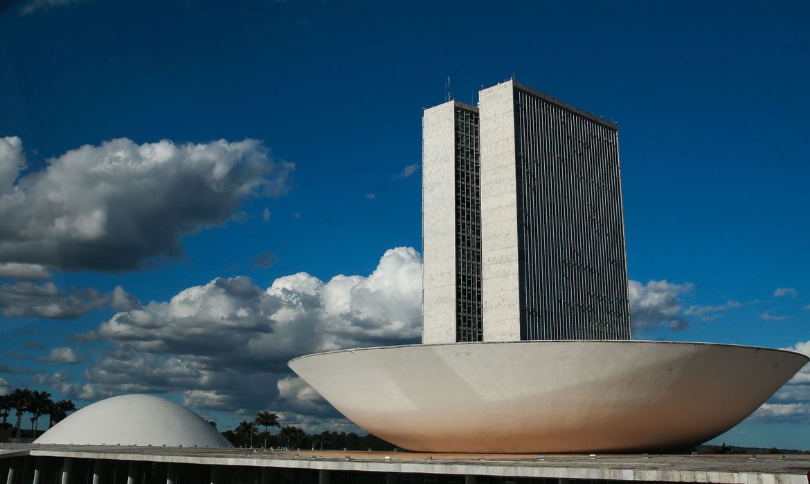 Nove deputados renunciam cargos para assumir prefeituras