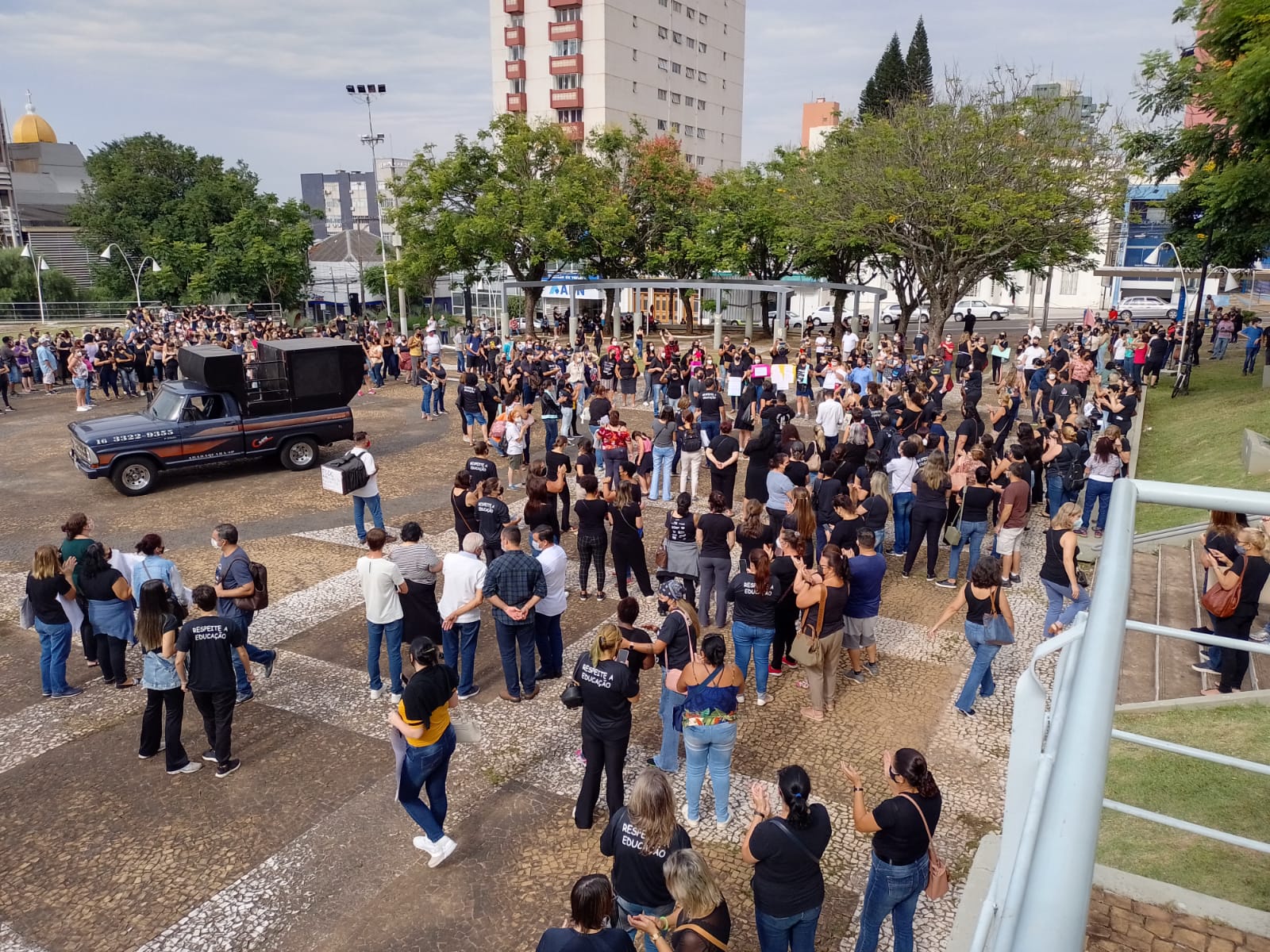 Profissionais da Educação realizam paralisação em São Carlos