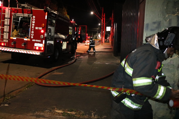 Incêndio destrói parte de empresa na  Vila Prado