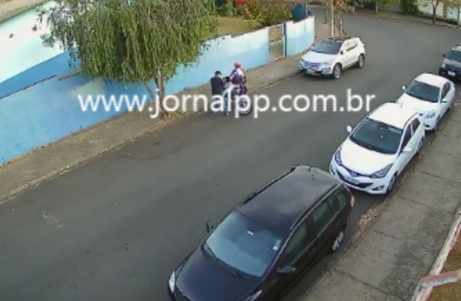 Bandidos espancam mulher e roubam moto na porta de escola, vídeo
