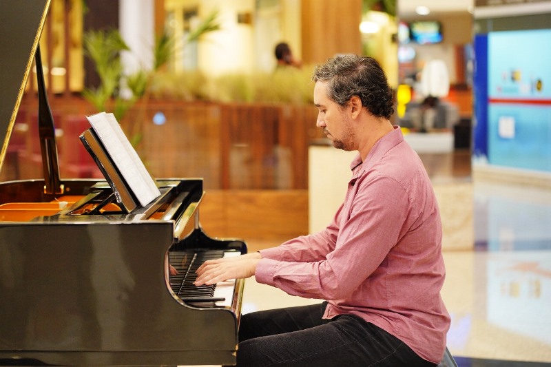 Apresentações de piano do RibeirãoShopping prestam homenagens à artistas consagrados da música durante o mês de setembro