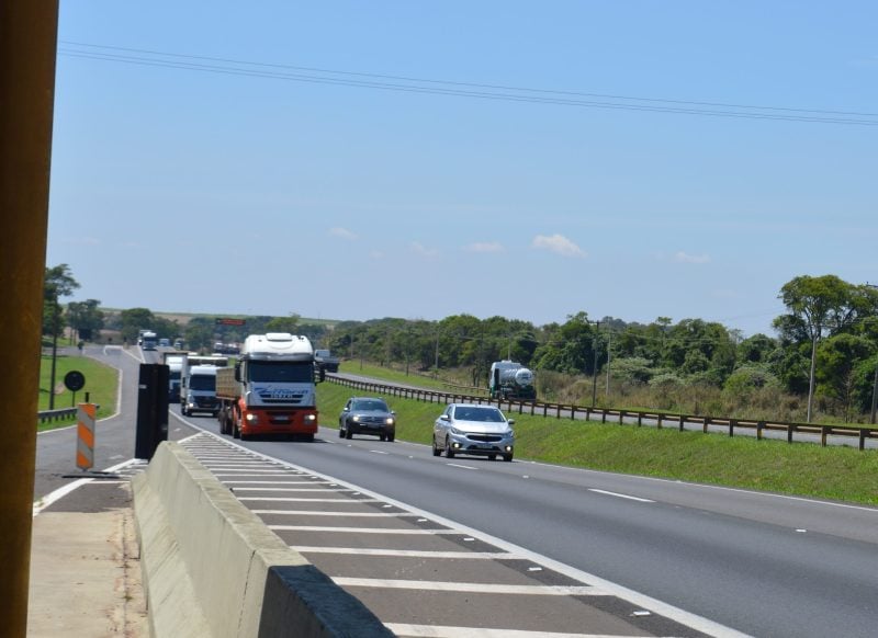 Colisão tripla causa lentidão na SP-310