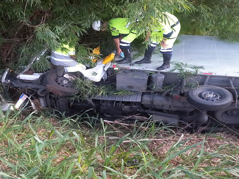 Caminhão tomba na SP-310 e motorista fica ferido