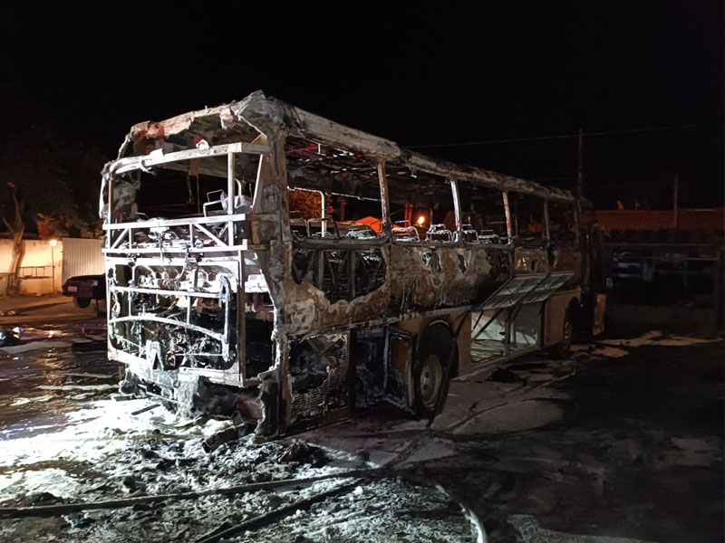 Incêndio destrói ônibus no Cruzeiro do Sul