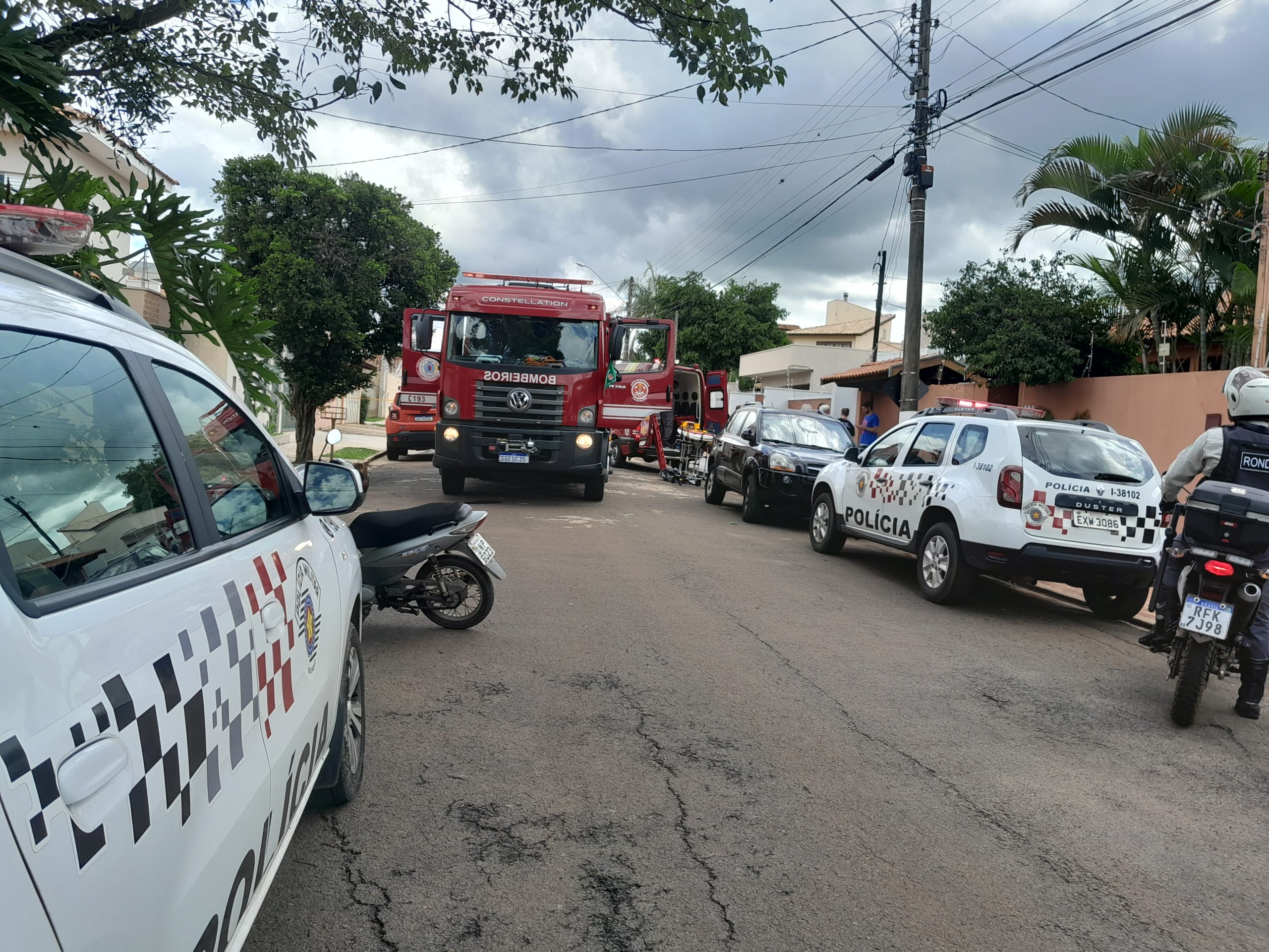 Homem morre ao tomar choque elétrico em telhado