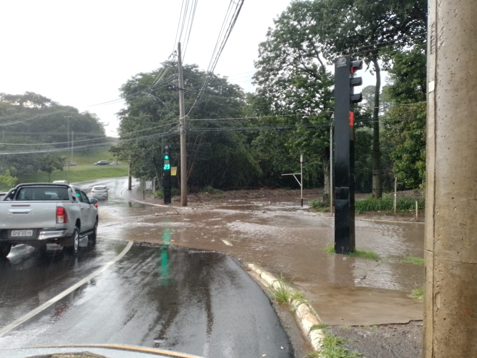 Rotatória do Cristo está alagada após chuva