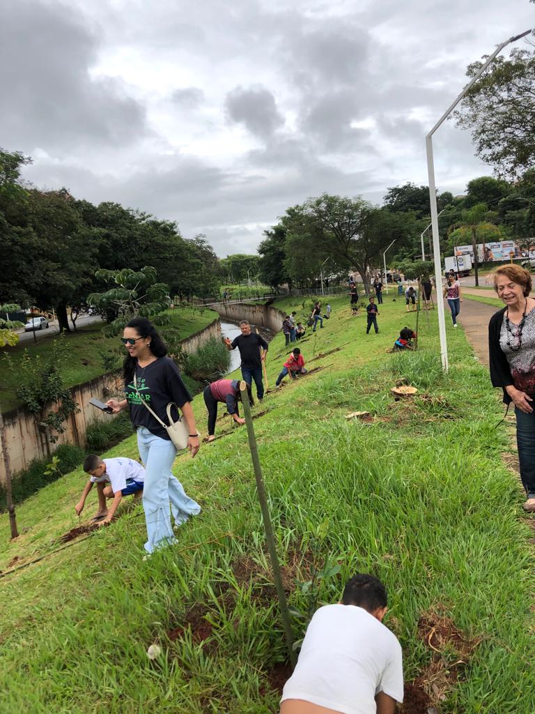 Semana de Conscientização sobre Mudanças Climáticas começa com plantio de 200 mudas de árvore