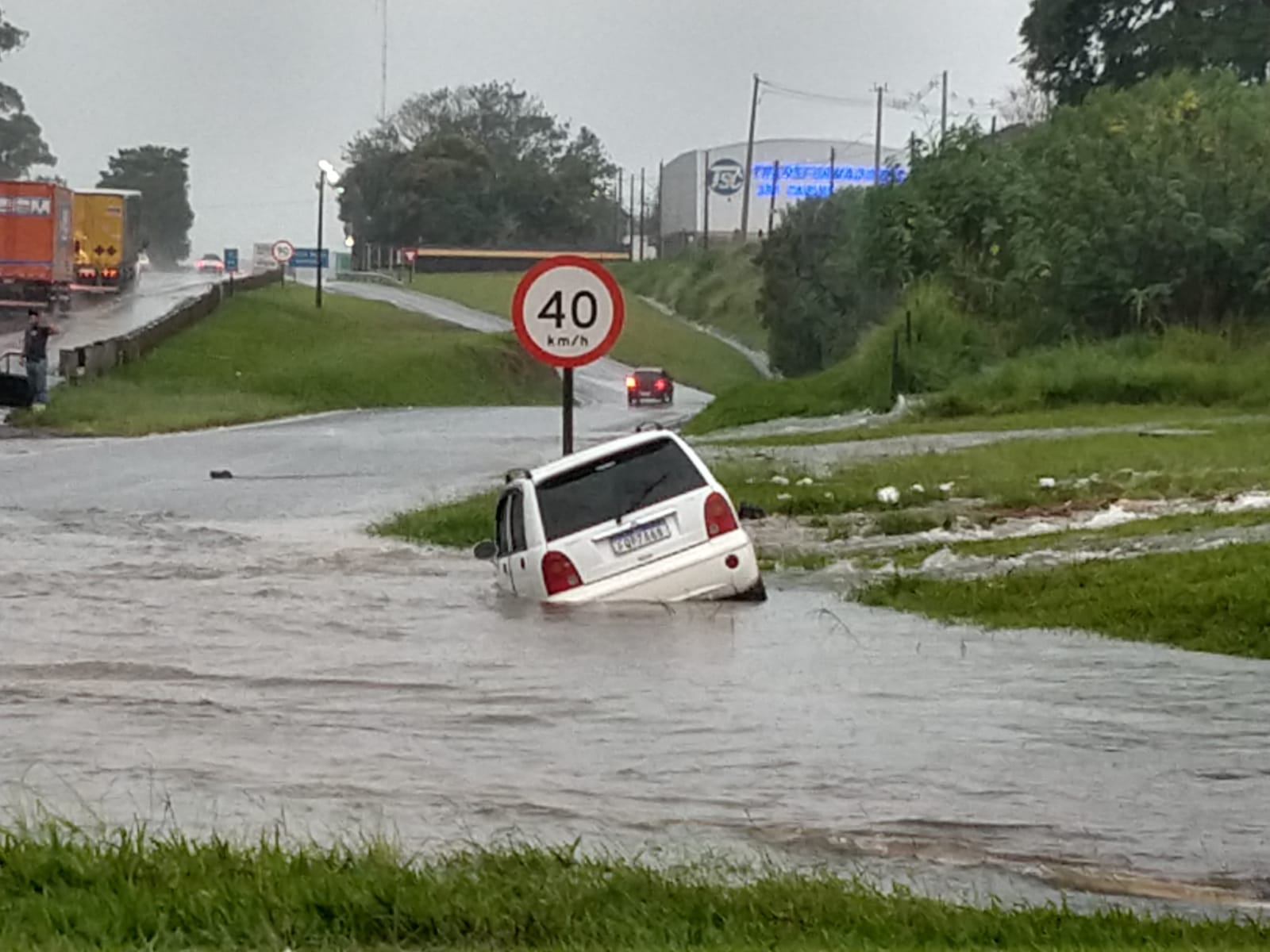 Chuva forte causa alagamento na Washington Luis