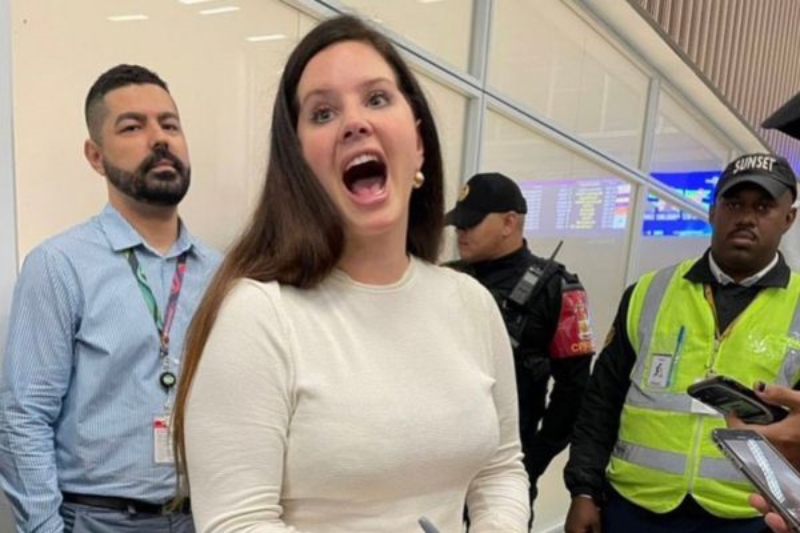 Lana Del Rey chega ao Brasil e fãs a recebem no aeroporto do Rio de