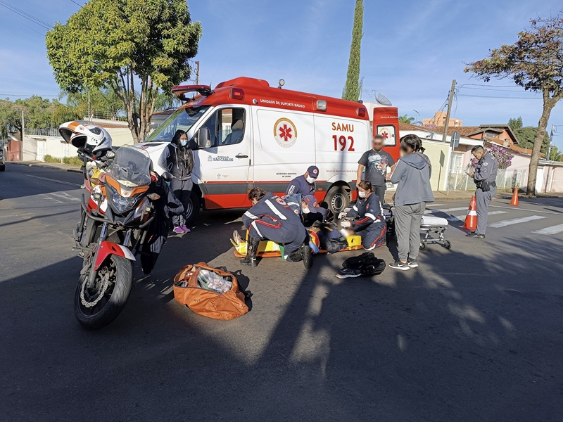Mulher se fere após ser atropelada por automóvel na Vila Nery