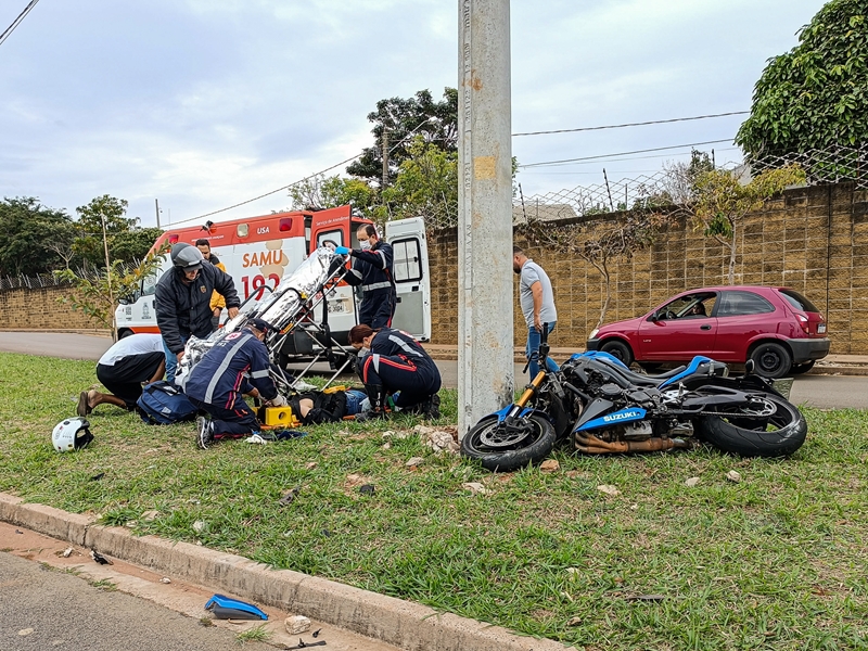 Motociclista se fere gravemente após bater em poste no ‘Pico’