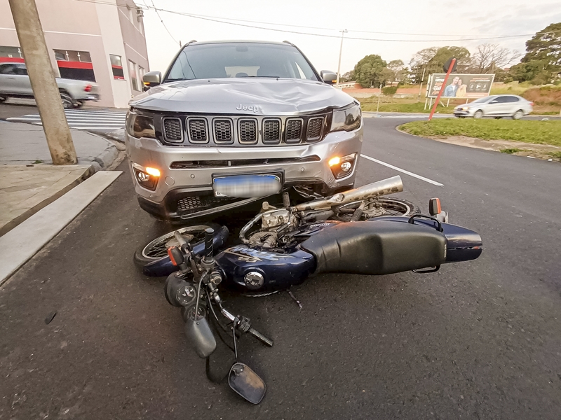 Motociclista sofre fratura exposta após colisão perto do Terminal Rodoviário