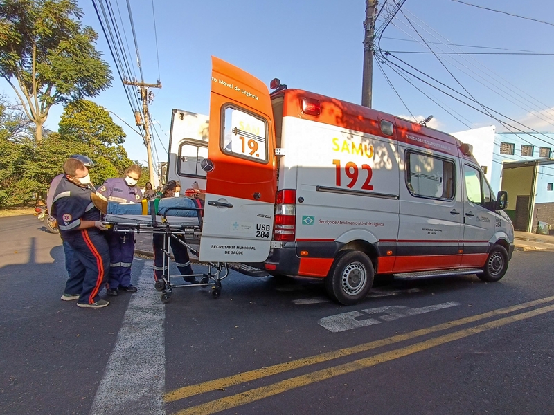 Homem se fere após bater motocicleta em automóvel na Vila Carmem
