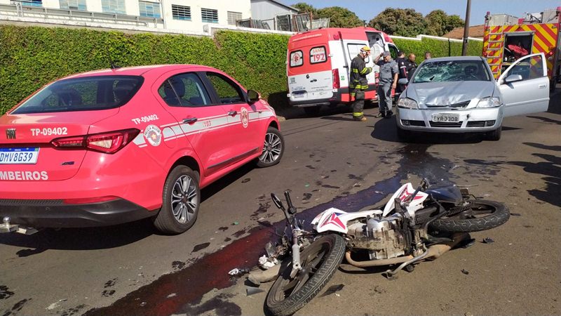 Motociclista se fere em grave colisão contra automóvel na Vila Elizabeth