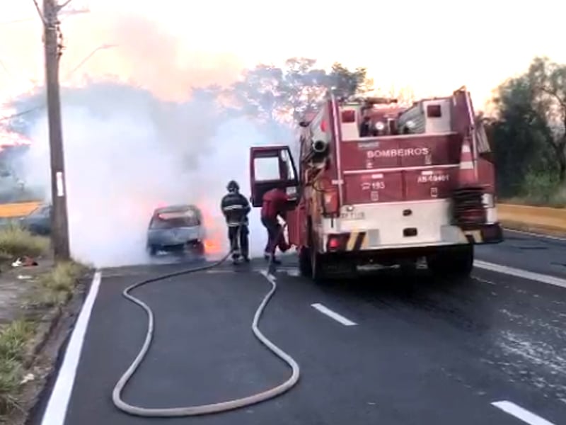 Incêndio destrói Fiat Palio na Serra do Aracy