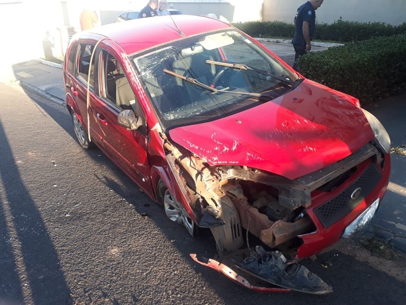 Motorista com sinais de embriaguez capota carro após colisão no Parque Sabará