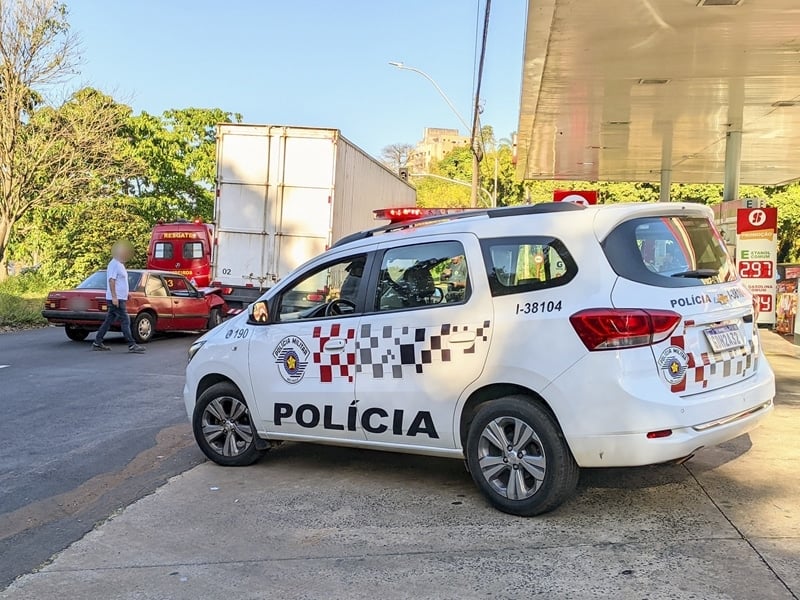 Idoso se fere em colisão traseira entre automóvel e carreta no Jardim Alvorada