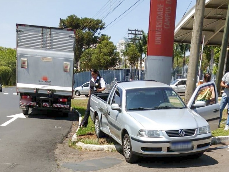 Caminhão colide em pick-up em rotatória de frente ao Campus I da USP