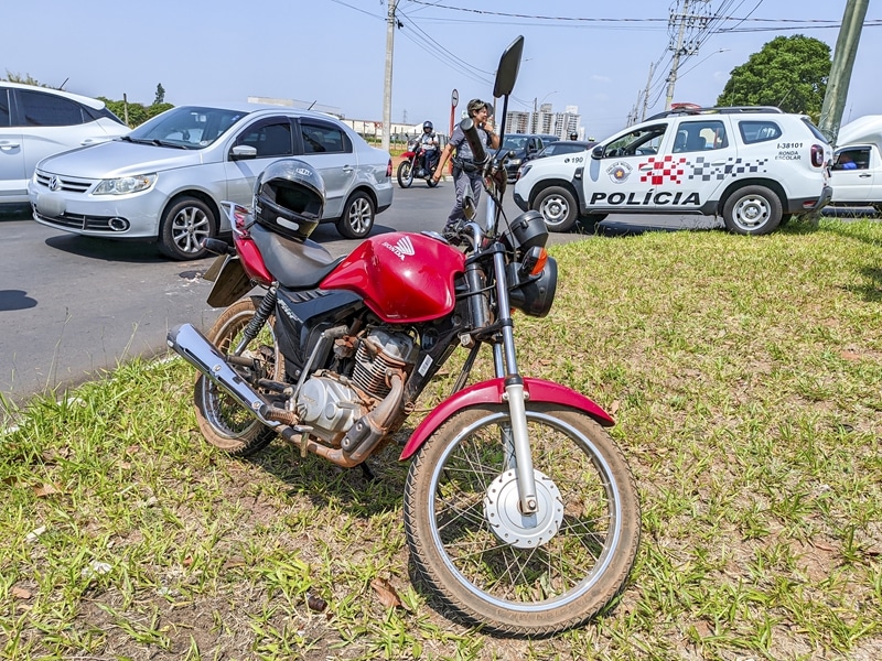 Pai e filho se ferem em colisão entre motocicleta e carro na região do Arnon de Mello