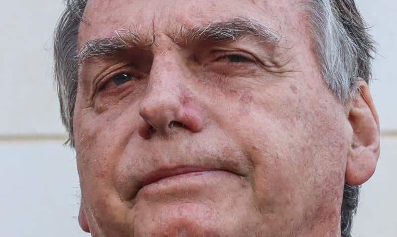 Após denúncia de golpe, deputada do PT pede que Bolsonaro perca benefícios de ex-presidente