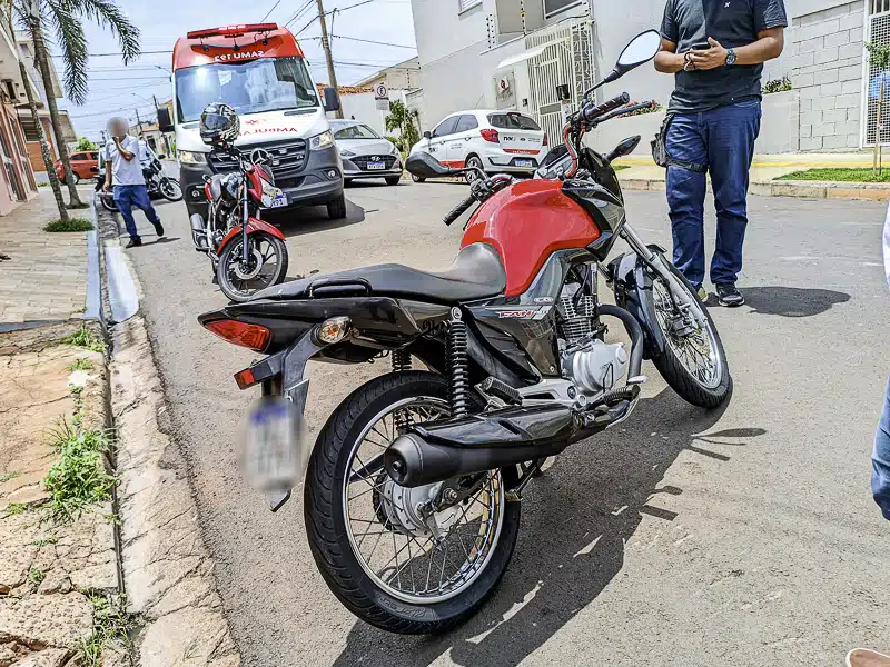 mulher dando um grau na moto 160