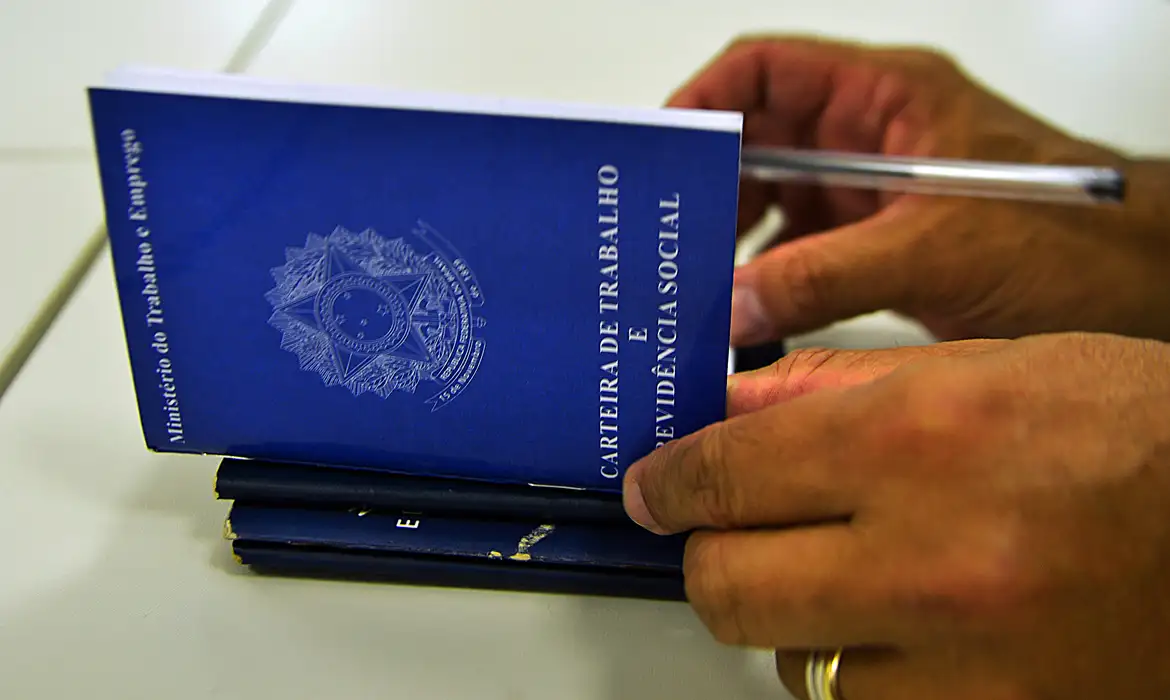 Brasil gera mais de 190 mil postos com carteira assinada