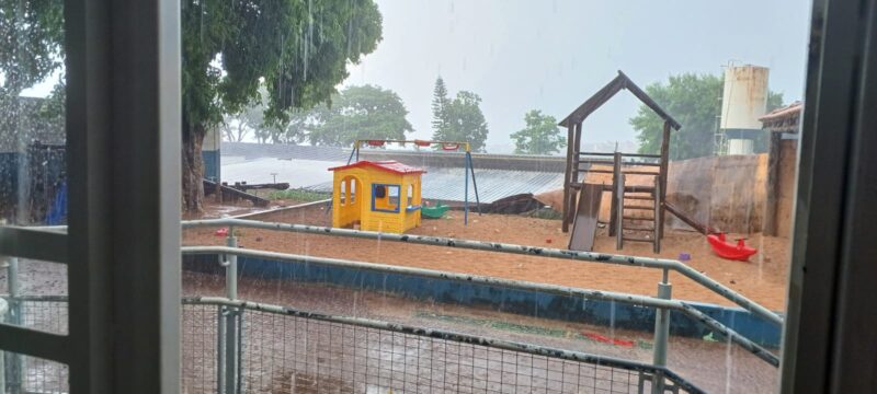 Chuva e vento forte causam estragos nas escolas municipais
