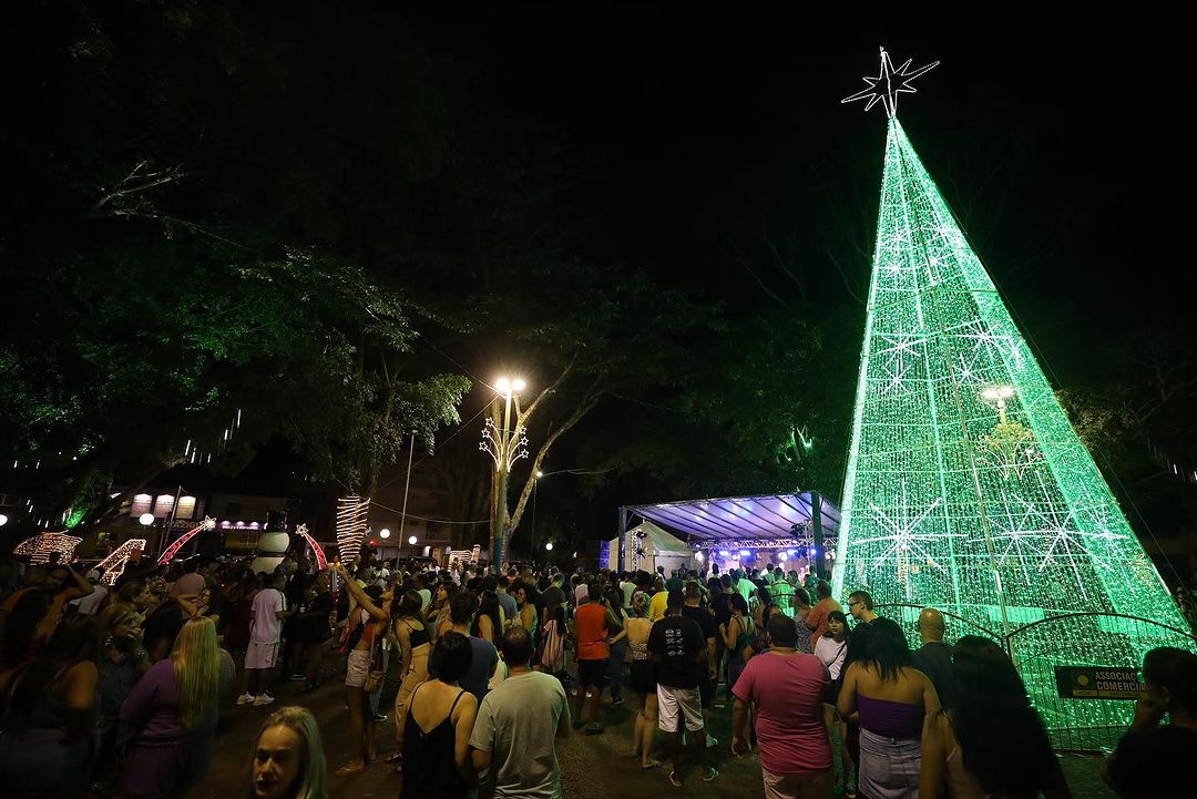 Praça da XV ganha decoração de Natal