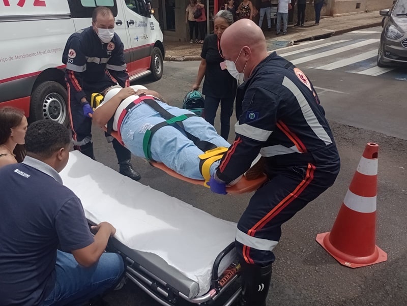 Motociclista se fere em queda no Centro de São Carlos