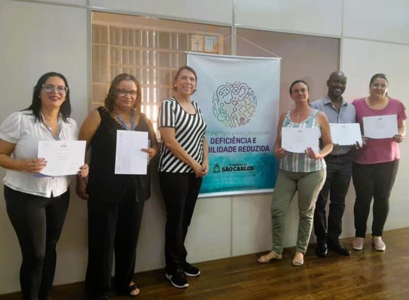 Secretaria da Pessoa com Deficiência entrega certificados do curso de Libras