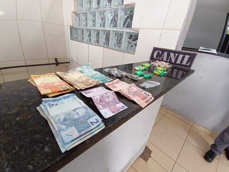 Canil da GM apreende pochete com drogas e dinheiro no Santa Angelina