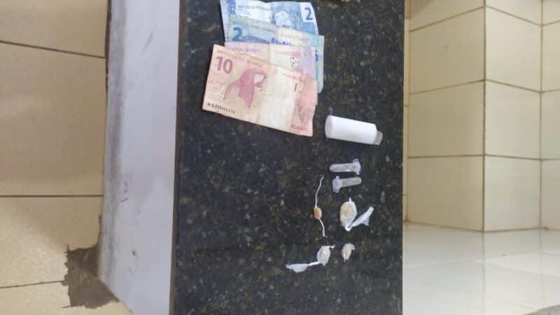 Infrator é apreendido com cocaína, crack, dinheiro e celulares em Ibaté