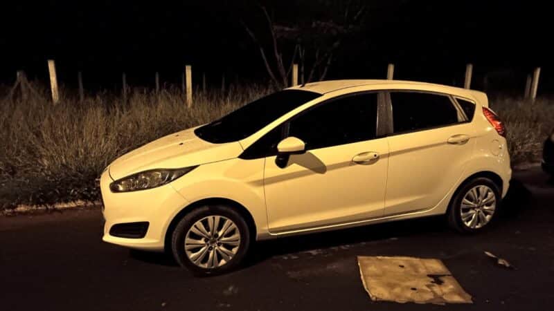 Ford Fiesta roubado é localizado pela Força Tática no Residencial Itatiaia