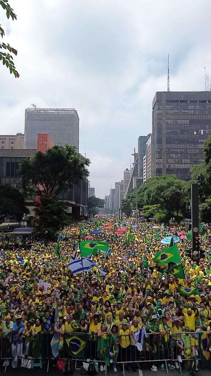Bolsonaro reúne multidão de apoiadores na Avenida Paulista
