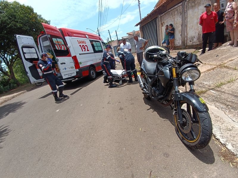 Motociclista se fere após colidir em poste no Monte Carlo