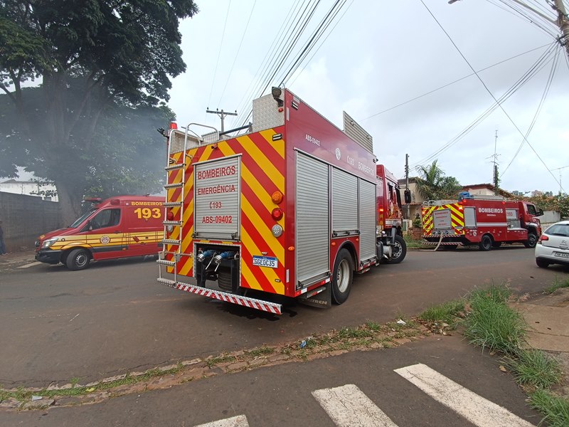 Incêndio em casa desabitada mobiliza Corpo de Bombeiros no Centro
