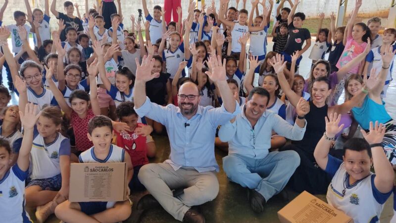 Kits escolares são entregues; investimento supera R$ 2 milhões