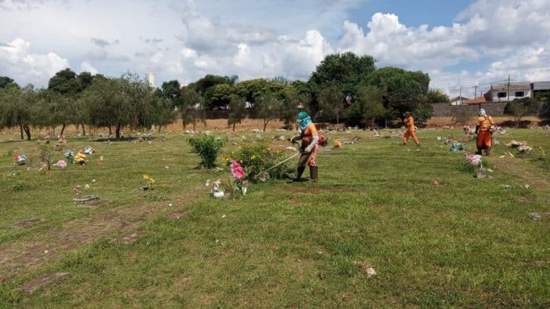 Prefeitura realiza limpeza dos cemitérios municipais
