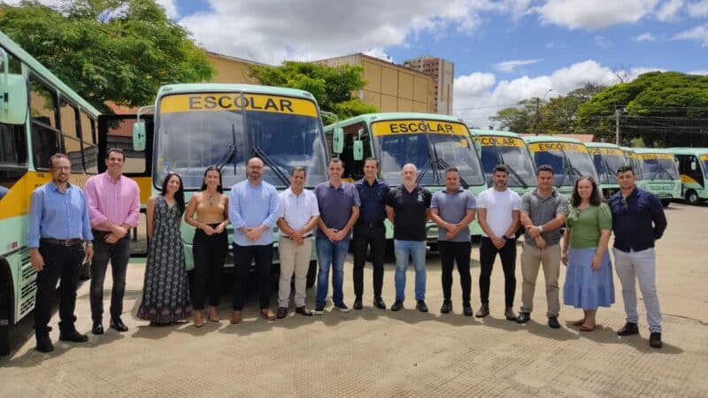 Alunos da zona rural ganham 15 novos micro-ônibus