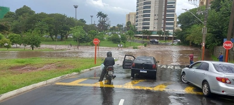 Chuva forte com granizo causa alagamentos em São Carlos