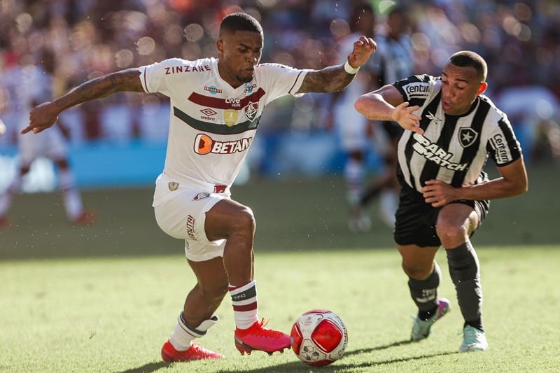 Douglas Costa tem lesão diagnosticada e pode desfalcar Fluminense na semifinal contra Flamengo