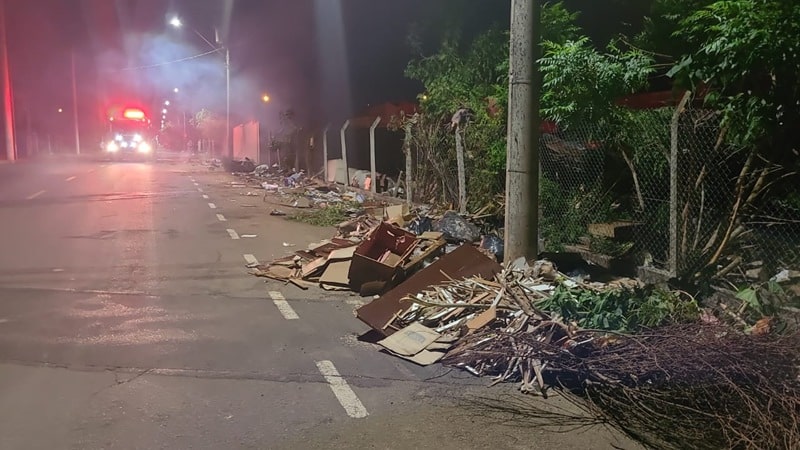 Incêndio em lixo mobiliza Corpo de Bombeiros ao Ecoponto do São Carlos 8